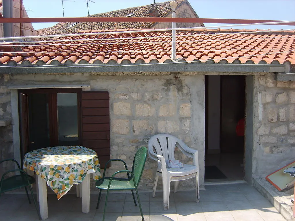 Rooms Roso Trogir 2*,