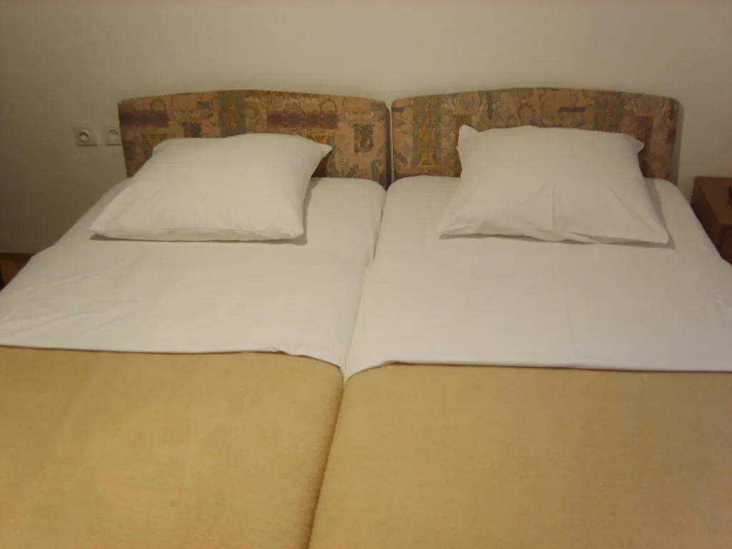 Rooms Roso Trogir 2*,